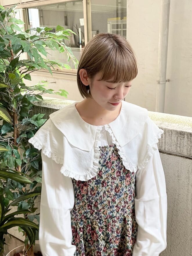 レッド系のスカート、ホワイト系のその他シューズ、ホワイト系のシャツ/ブラウスを着用したレディースの夏コーディネートの4枚目の写真