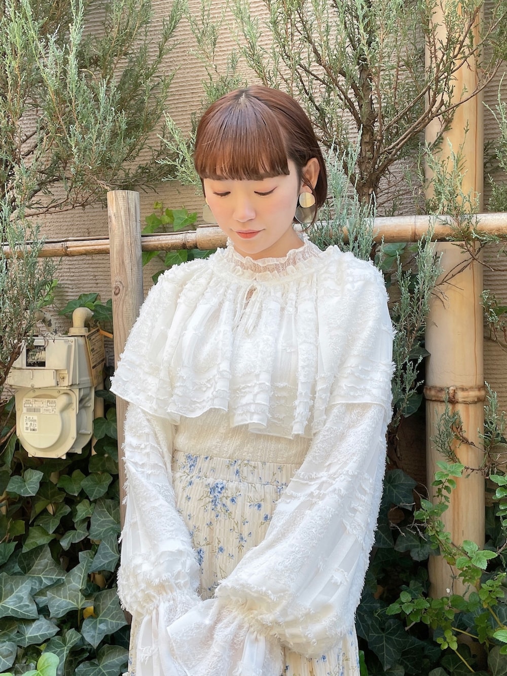 ホワイト系のTシャツ/カットソー、ホワイト系のパンプス、ホワイト系のシャツ/ブラウスを着用したレディースの秋コーディネートの6枚目の写真