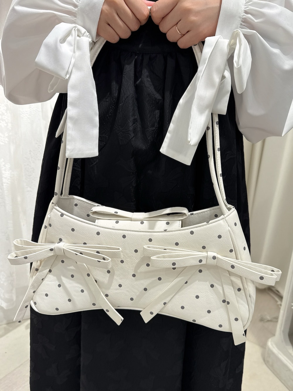 ホワイト系のシャツ/ブラウス、その他のハンドバッグ、ブラック系のパンプスを着用したレディースの夏コーディネートの6枚目の写真