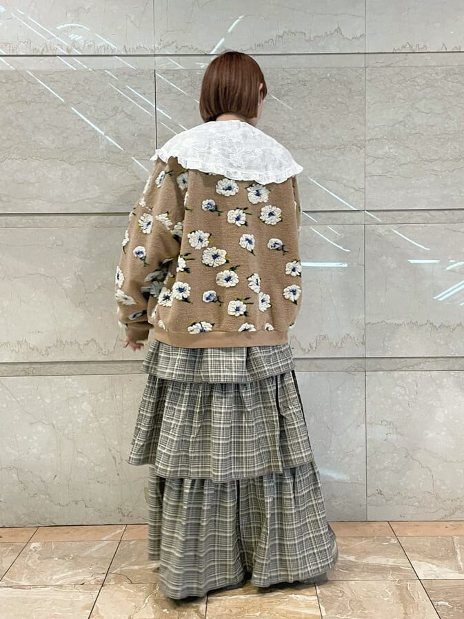 ホワイト系のシャツ/ブラウス、ホワイト系のローファー、ベージュ系のスカートを着用したレディースの秋コーディネートの3枚目の写真