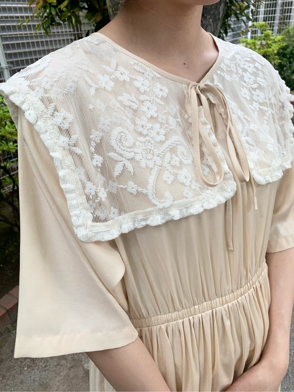 ホワイト系のワンピースを着用したレディースの春コーディネートの6枚目の写真