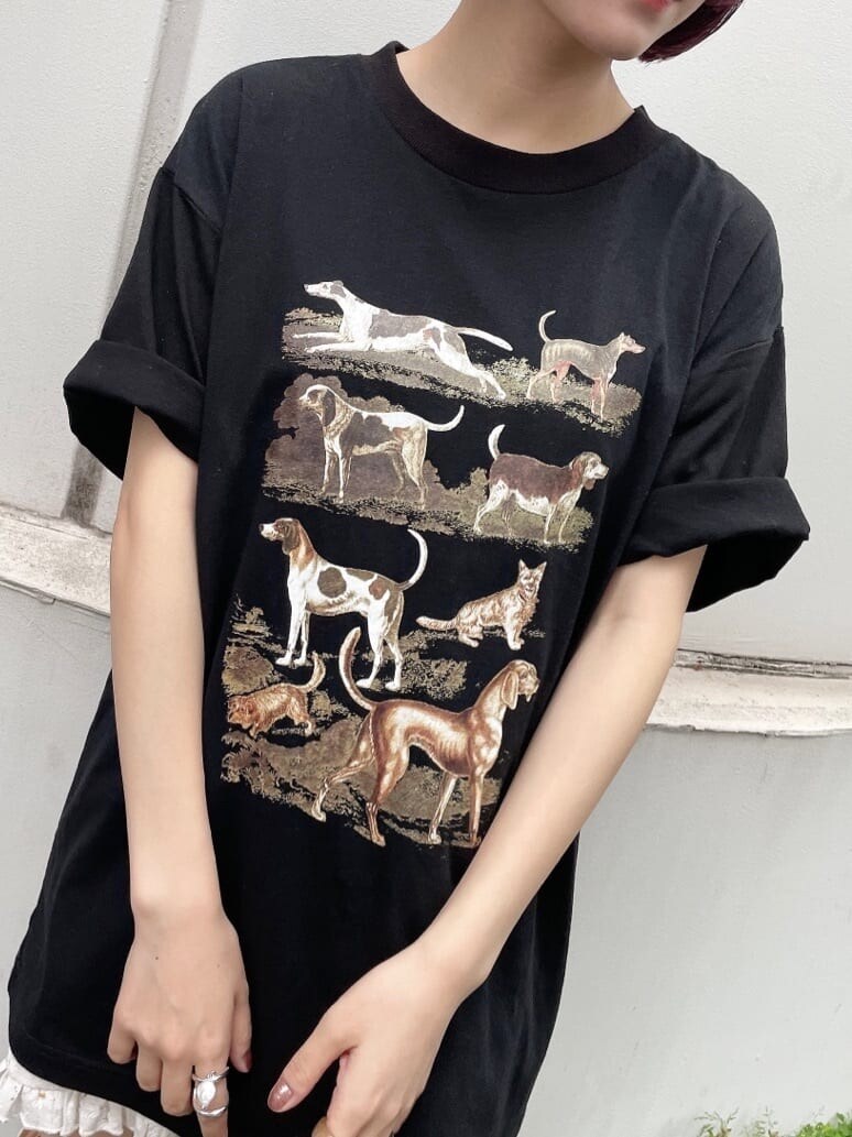 ホワイト系のショルダーバッグ、ホワイト系のその他パンツ、ブラック系のTシャツ/カットソーを着用したレディースの春コーディネートの4枚目の写真