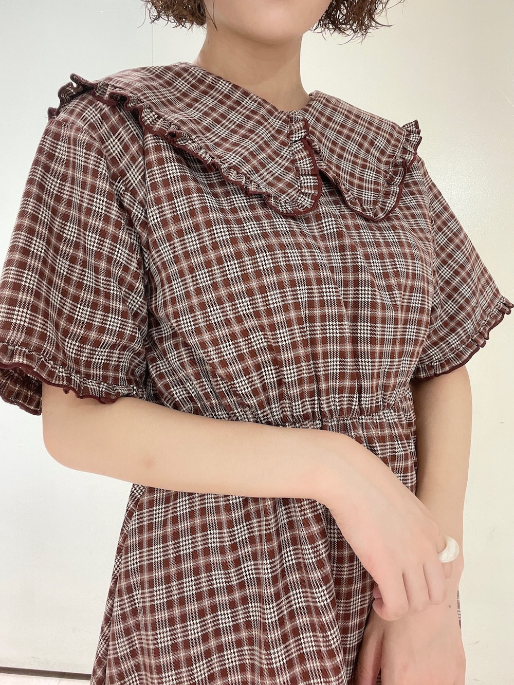 ブラック系のショルダーバッグ、レッド系のワンピース、ブラック系のサンダルを着用したレディースの夏コーディネートの5枚目の写真