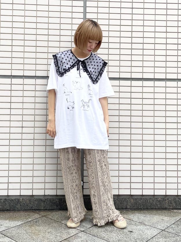 ベージュ系のその他パンツ、ブラウン系のサンダルを着用したレディースの夏コーディネートの2枚目の写真