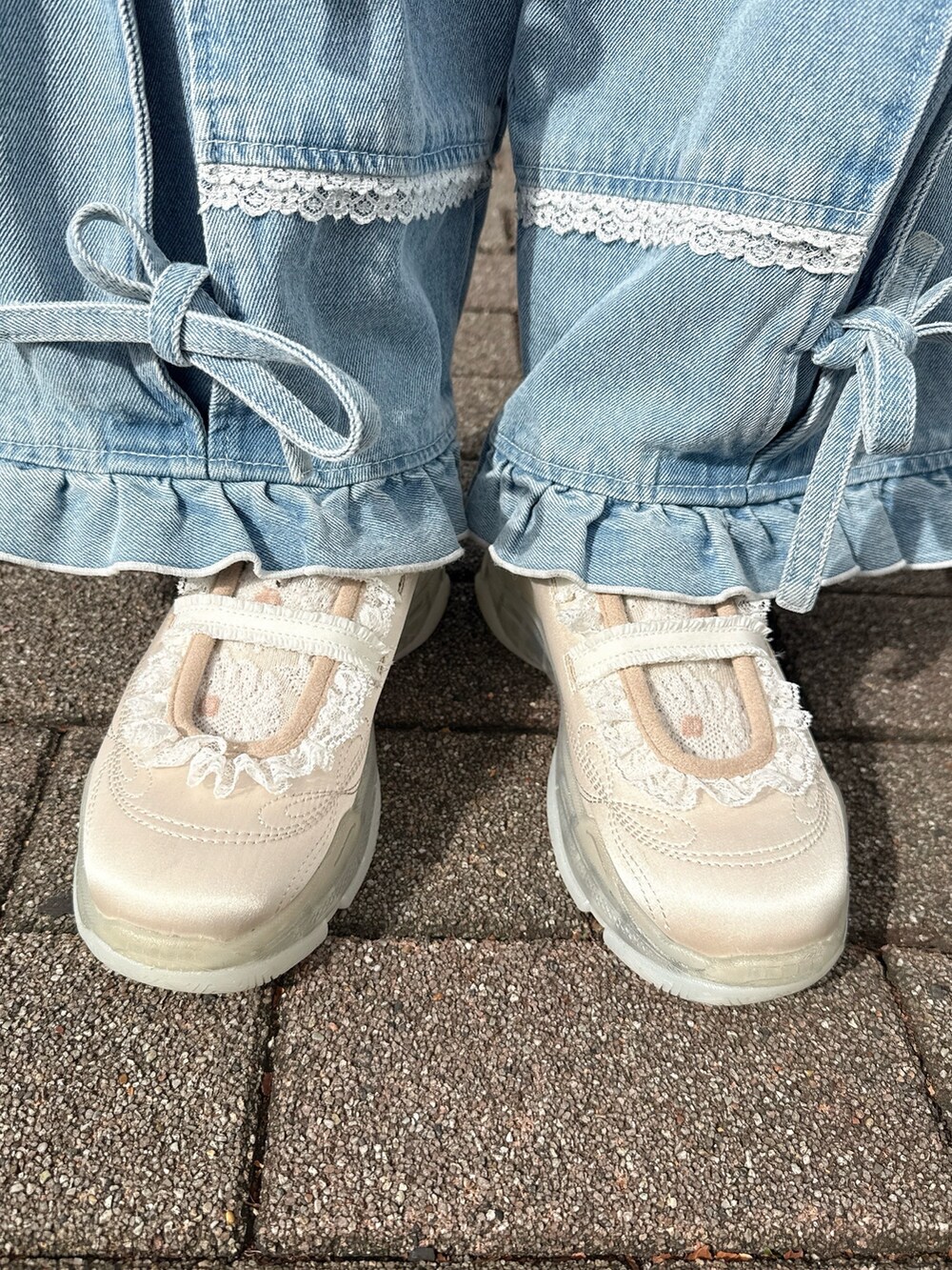 ピンク系のカーディガン/ボレロ、ピンク系のTシャツ/カットソー、ホワイト系のショルダーバッグを着用したレディースの秋コーディネートの10枚目の写真