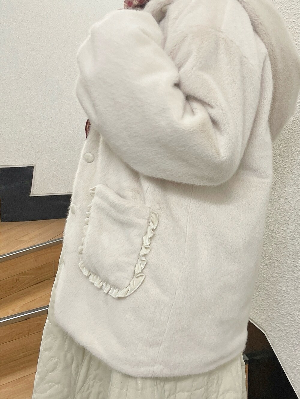 ホワイト系のダウンジャケット/コート、レッド系のシャツ/ブラウス、ホワイト系のワンピースを着用したレディースの冬コーディネートの6枚目の写真