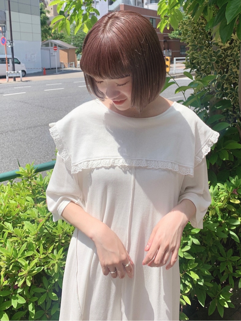 ピンク系のその他パンツ、ホワイト系のサンダル、ホワイト系のTシャツ/カットソーを着用したレディースの春コーディネートの4枚目の写真