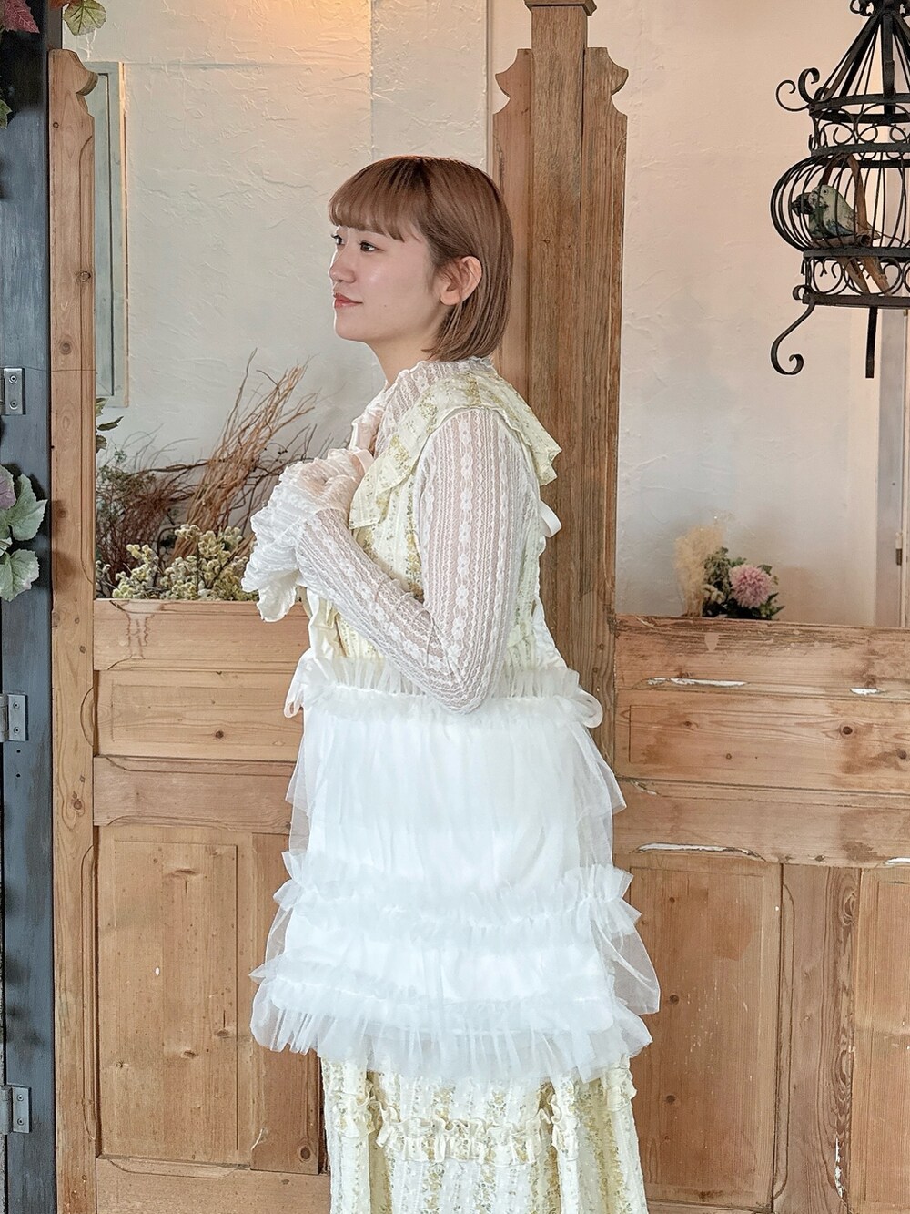 イエロー系のワンピース、ホワイト系のTシャツ/カットソー、ホワイト系のトートバッグを着用したレディースの春コーディネートの6枚目の写真