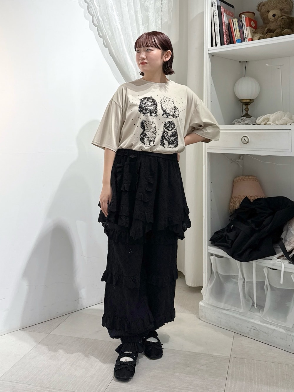 ベージュ系のTシャツ/カットソー、ブラック系のスカート、ブラック系のその他パンツを着用したレディースの春コーディネートの2枚目の写真