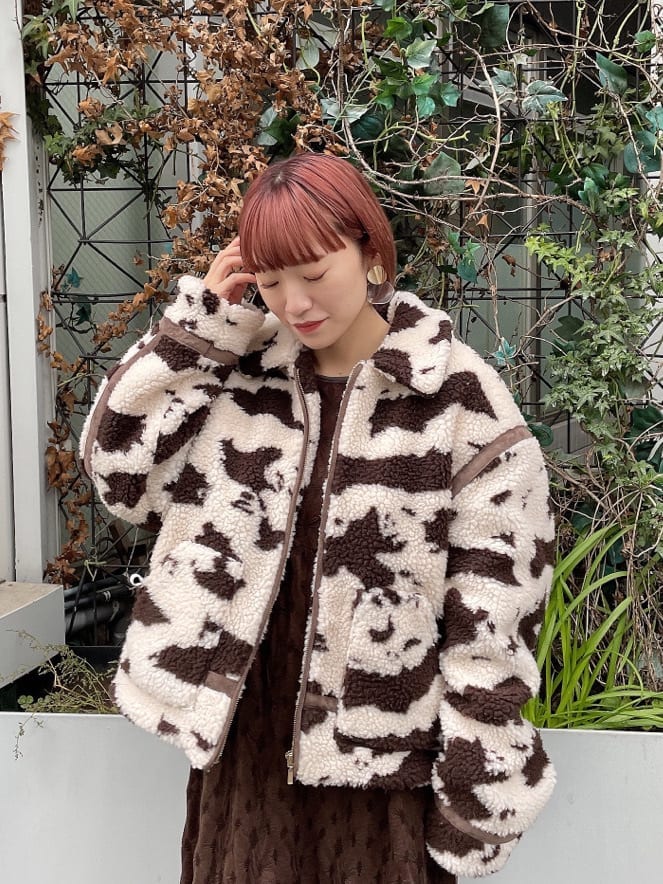 ブラウン系のワンピース、ブラウン系のその他アウター、ホワイト系のブーツを着用したレディースの秋コーディネートの2枚目の写真