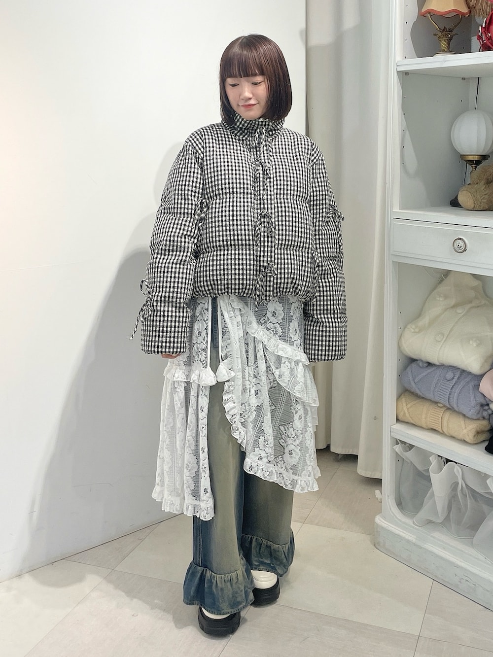 その他のブルゾン、ホワイト系のスカート、ブルー系のデニムパンツを着用したレディースの秋コーディネートの2枚目の写真