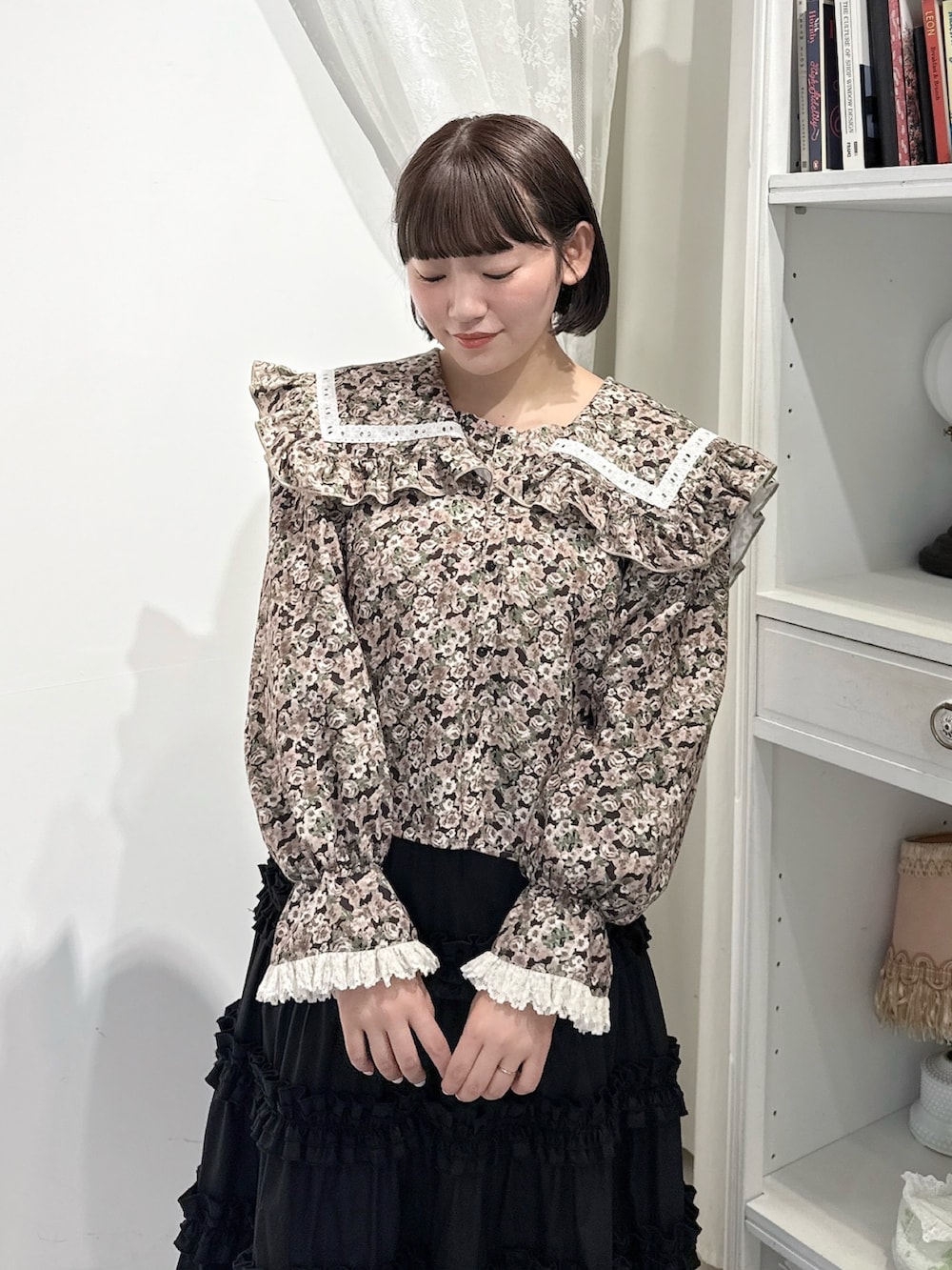 ブラウン系のシャツ/ブラウス、ブラック系のスカート、ブラウン系のハンドバッグを着用したレディースの夏コーディネートの5枚目の写真