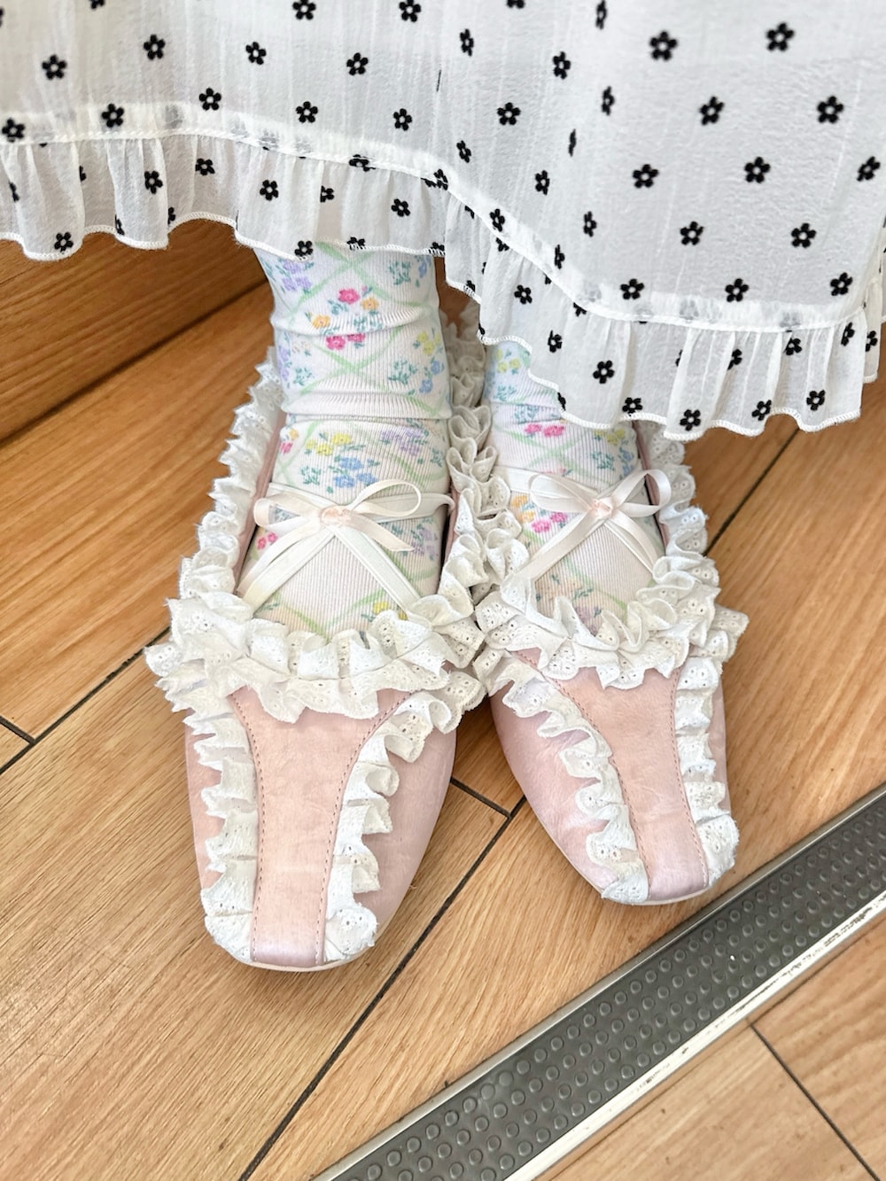 ホワイト系のワンピース、ピンク系のバレエシューズを着用したレディースの冬コーディネートの7枚目の写真