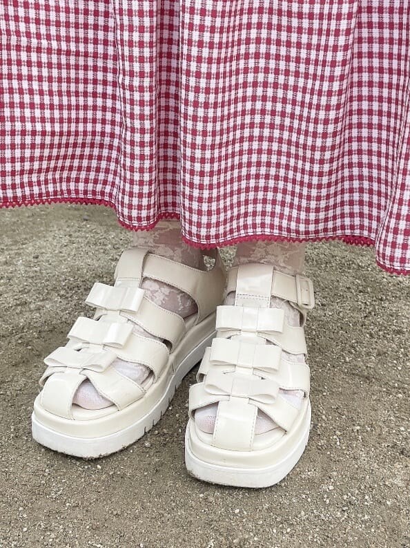 ホワイト系のサンダル、レッド系のスカート、ホワイト系のTシャツ/カットソーを着用したレディースの夏コーディネートの8枚目の写真