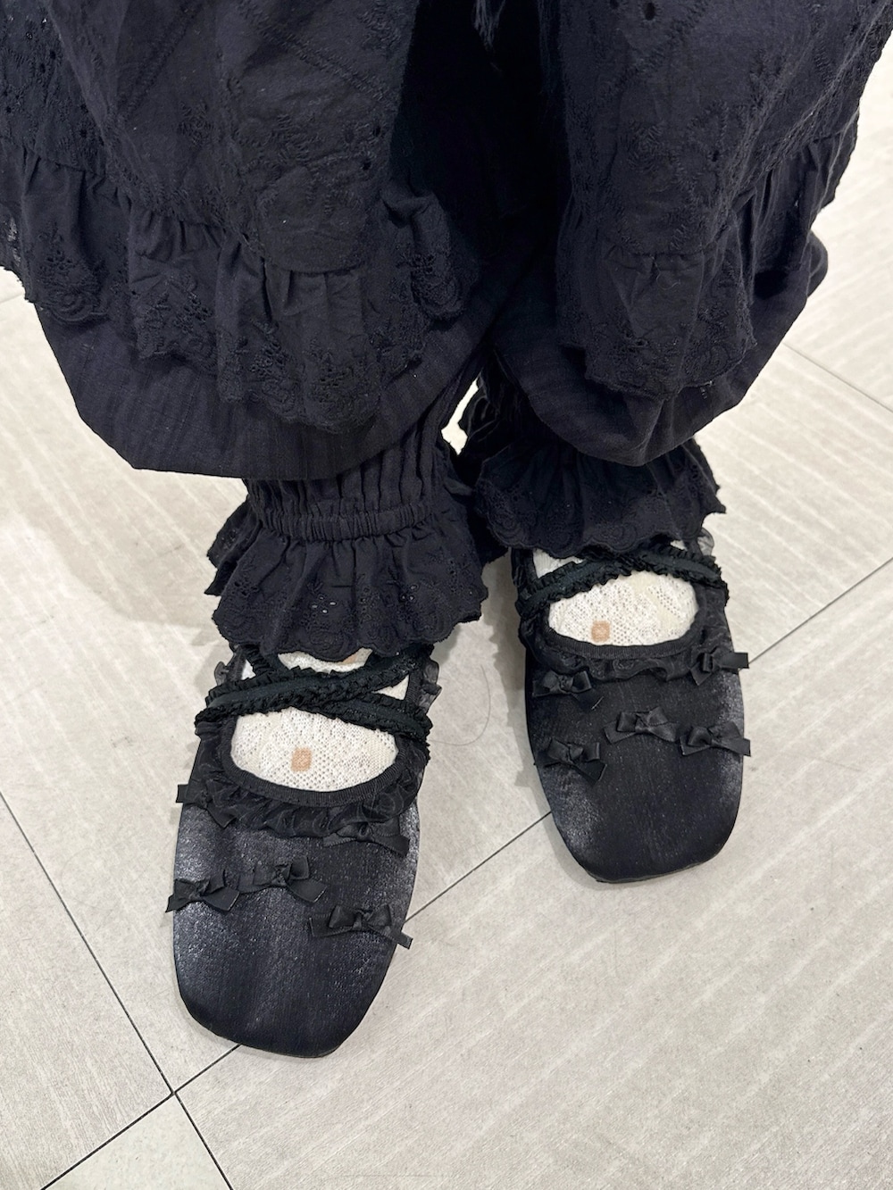 ベージュ系のTシャツ/カットソー、ブラック系のスカート、ブラック系のその他パンツを着用したレディースの春コーディネートの7枚目の写真