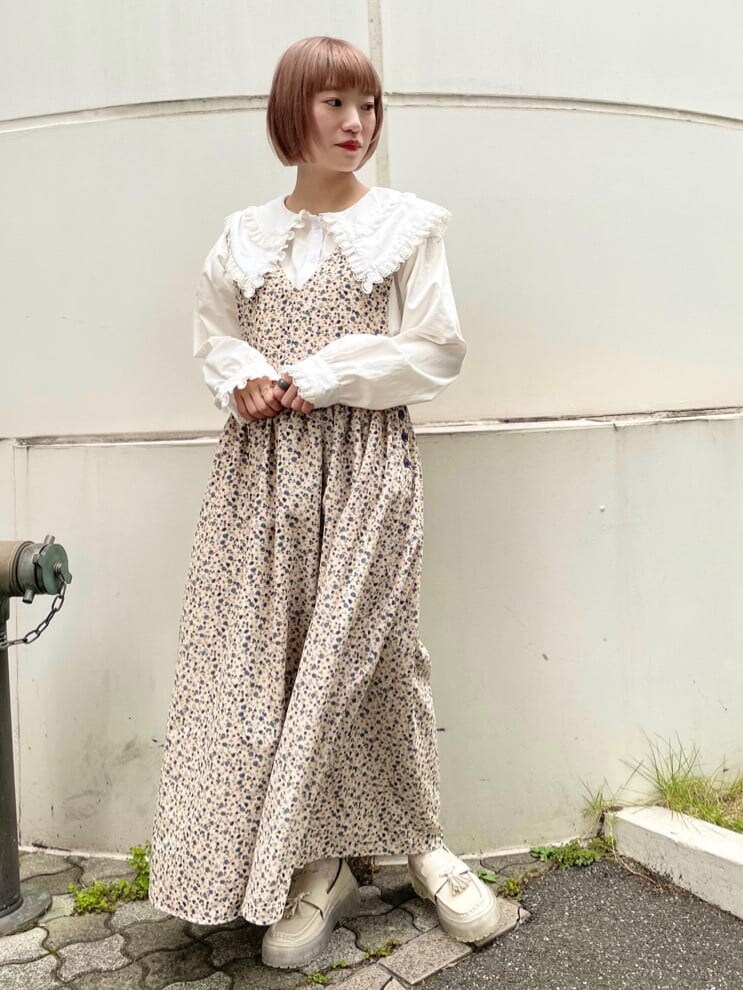 ホワイト系のワンピース、ホワイト系のシャツ/ブラウス、ホワイト系のローファーを着用したレディースの夏コーディネートの2枚目の写真