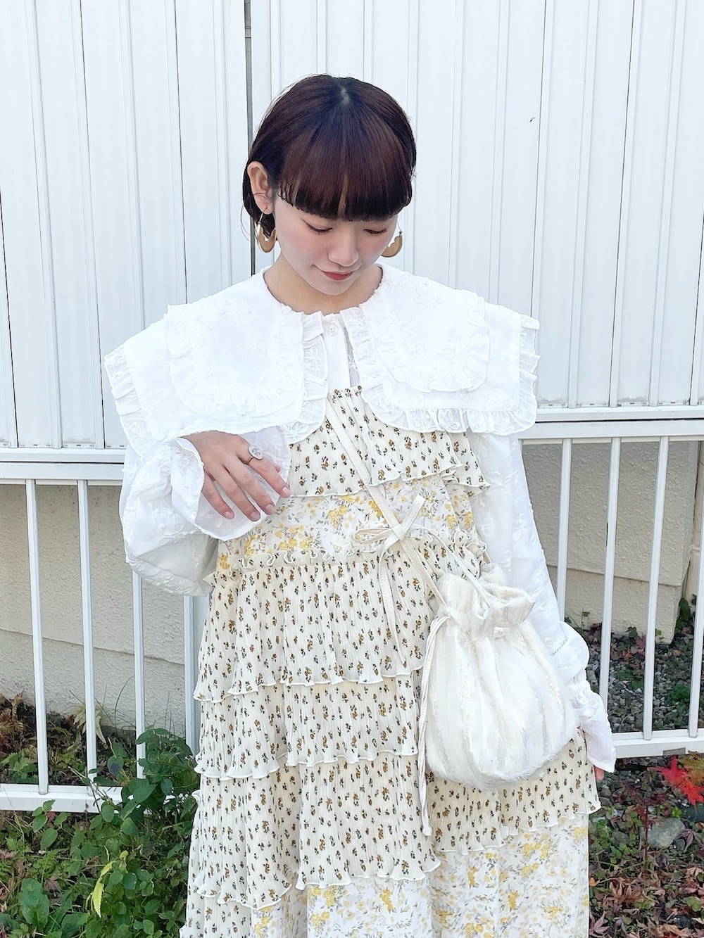 ホワイト系のシャツ/ブラウス、その他のワンピース、ホワイト系のショルダーバッグを着用したレディースの冬コーディネートの4枚目の写真