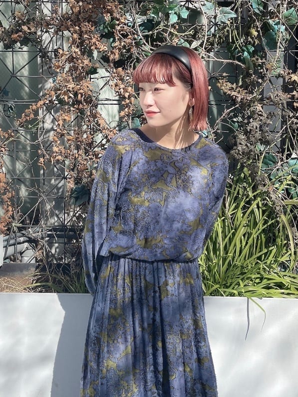 ブラック系のパンプス、ブルー系のワンピース、ブラック系のその他トップスを着用したレディースの冬コーディネートの6枚目の写真