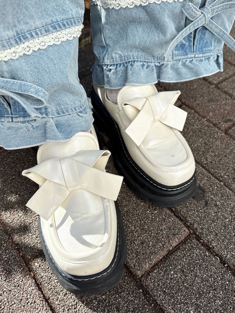 グレー系のTシャツ/カットソー、ブラック系のブルゾン、グレー系のメッセンジャーバッグを着用したレディースの冬コーディネートの8枚目の写真