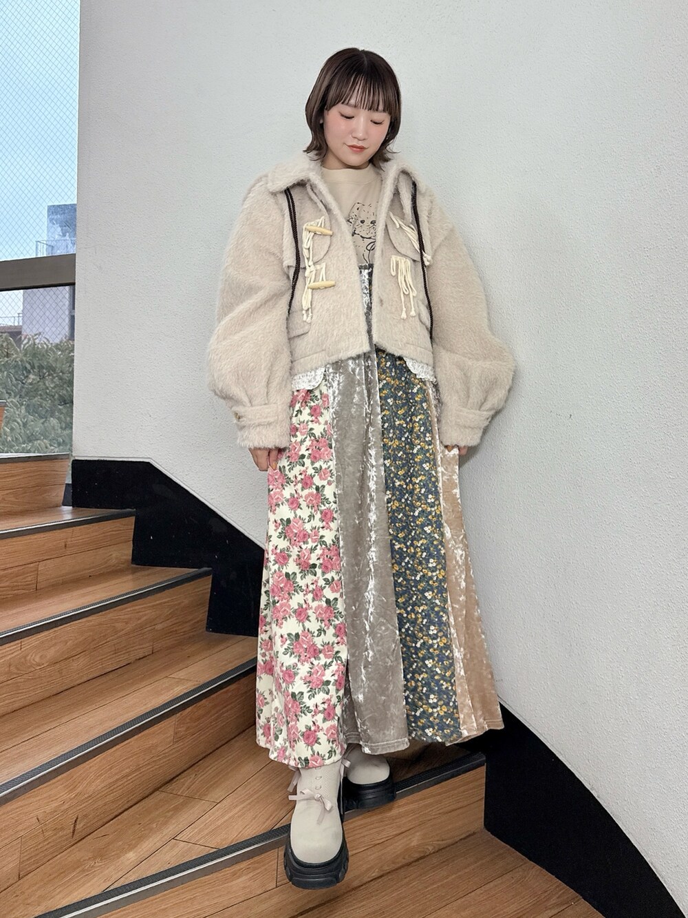 ピンク系のワンピース、ベージュ系のスウェット、ベージュ系のブーツを着用したレディースの秋コーディネートの2枚目の写真
