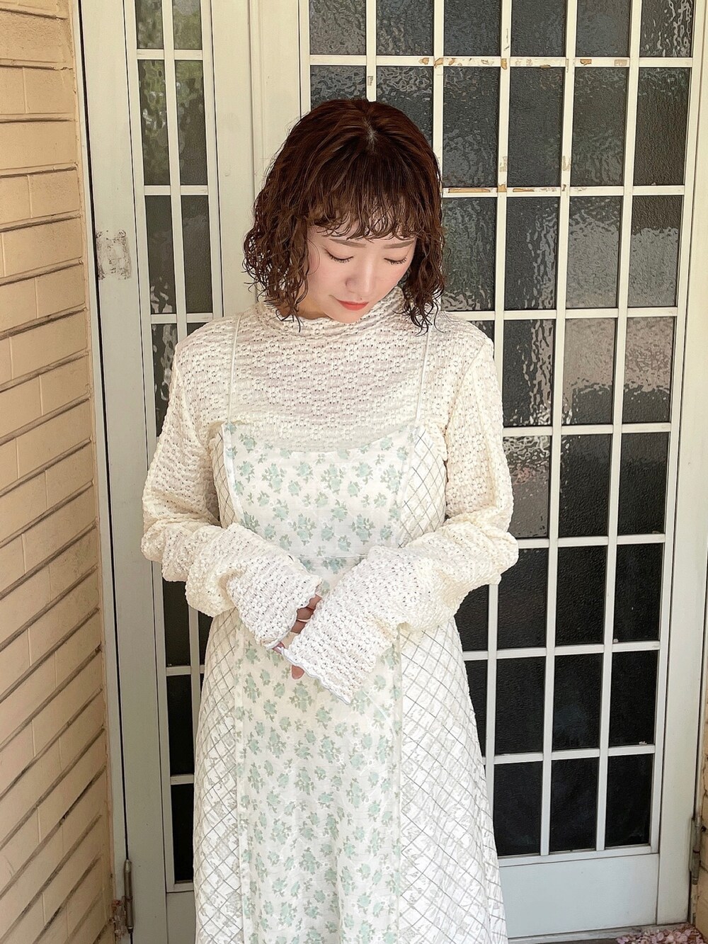 グリーン系のワンピース、ピンク系のシャツ/ブラウス、ホワイト系のTシャツ/カットソーを着用したレディースの春コーディネートの8枚目の写真