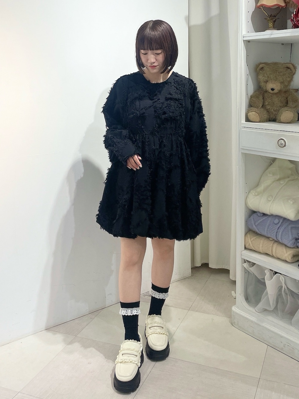 ホワイト系のブルゾン、ブラック系のワンピース、ホワイト系のローファーを着用したレディースの秋コーディネートの6枚目の写真