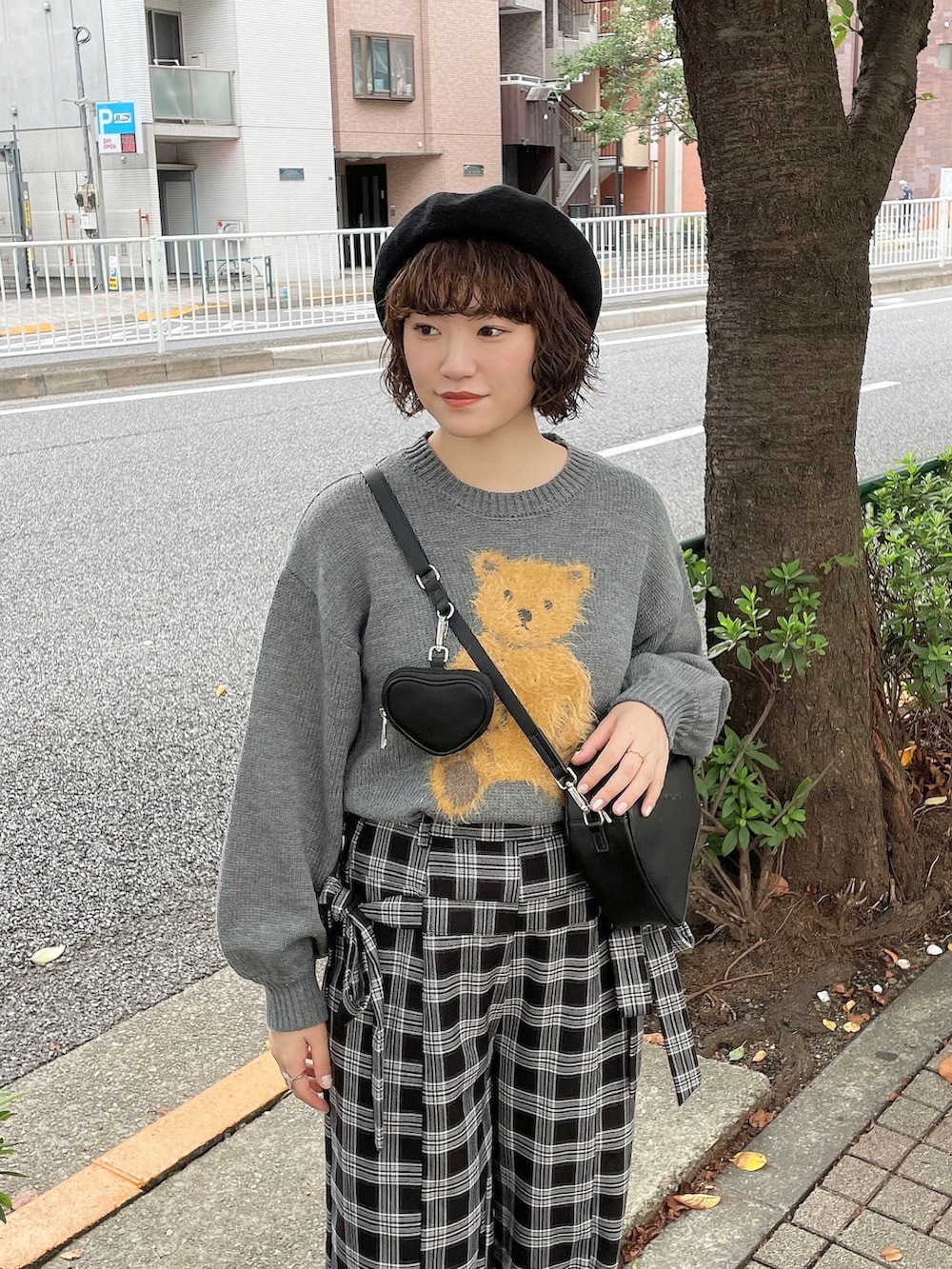 グレー系のニット/セーター、その他のスラックス、ブラック系のスニーカーを着用したレディースの秋コーディネートの4枚目の写真
