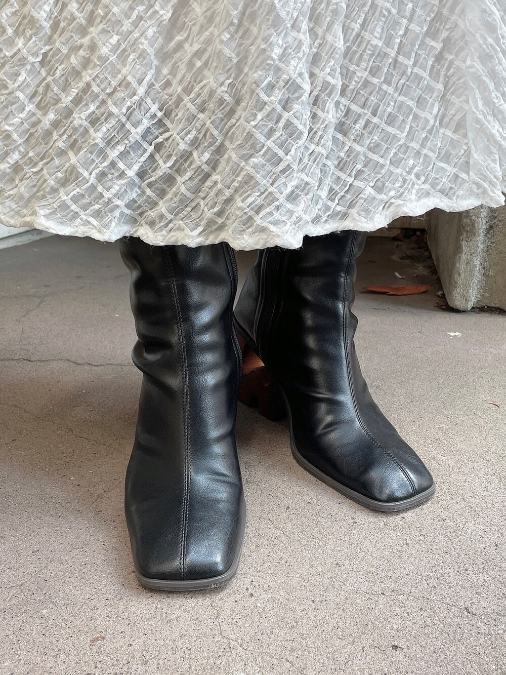 ブルー系のニット/セーター、ホワイト系のニット/セーター、ホワイト系のスカートを着用したレディースの秋コーディネートの6枚目の写真