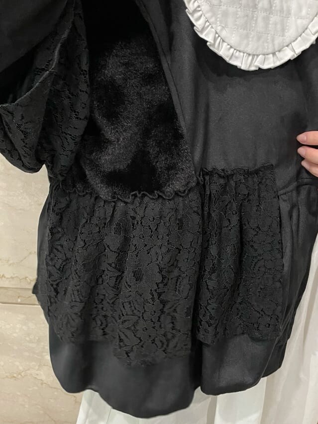 ブラック系のブルゾン、ホワイト系のワンピース、ブラック系のトートバッグを着用したレディースの秋コーディネートの6枚目の写真