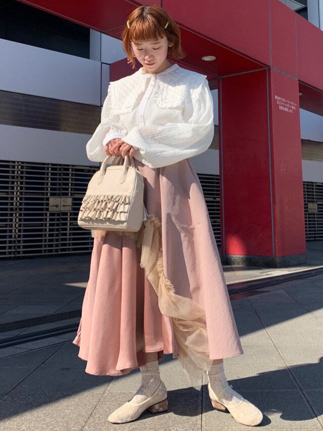 ホワイト系のシャツ/ブラウスを着用したレディースの冬コーディネートの2枚目の写真