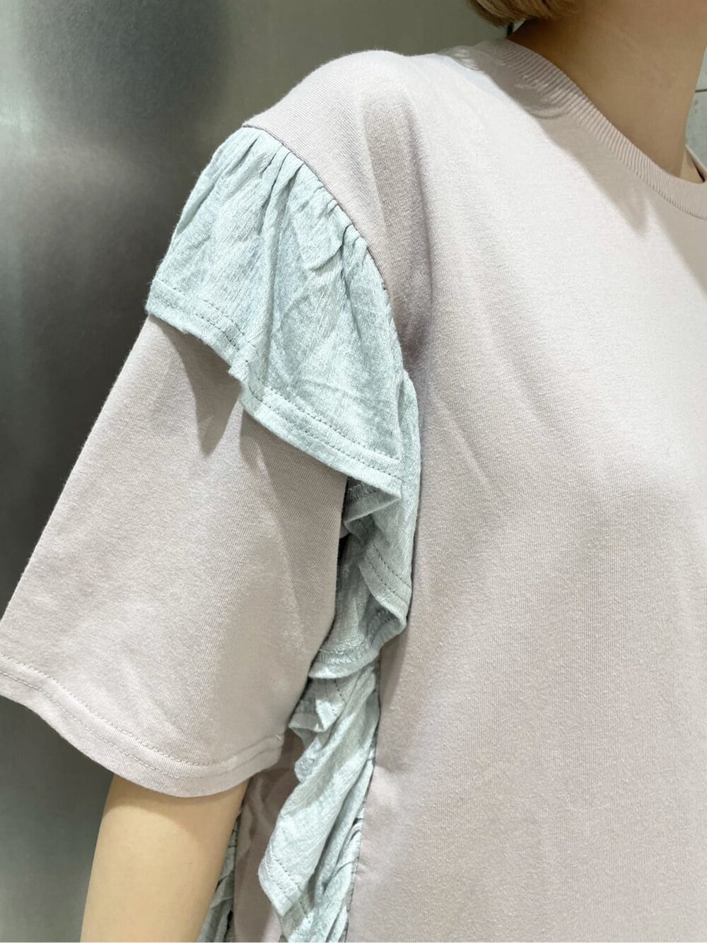 ピンク系のTシャツ/カットソー、ベージュ系のその他パンツ、シルバー系のその他シューズを着用したレディースの夏コーディネートの5枚目の写真