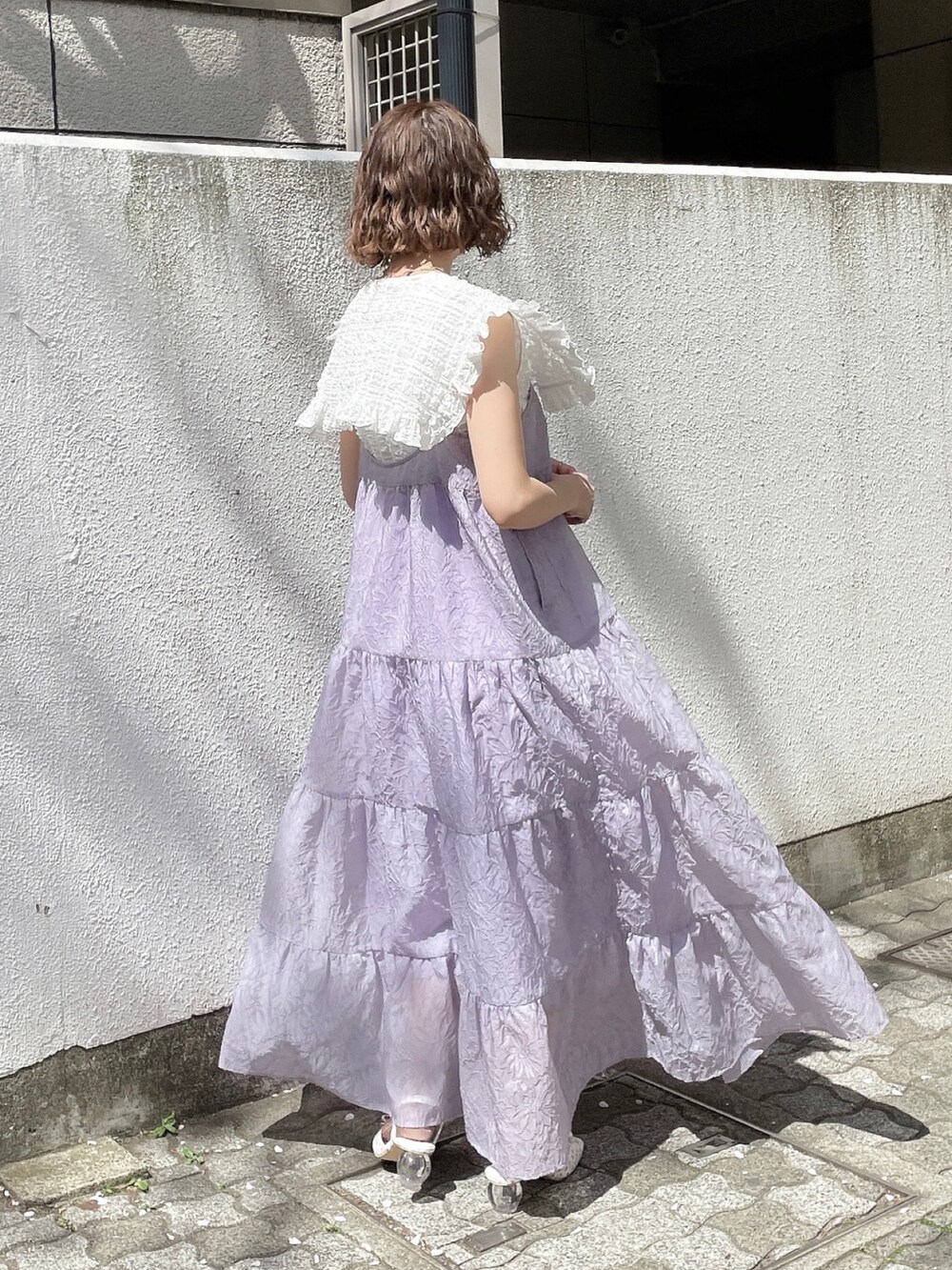 ホワイト系のシャツ/ブラウス、パープル系のワンピース、ホワイト系のパンプスを着用したレディースの春コーディネートの3枚目の写真