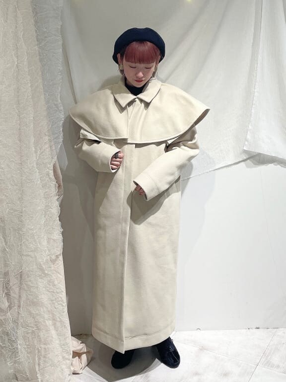 ホワイト系のその他アウター、ホワイト系の付け襟を着用したレディースの秋コーディネートの3枚目の写真