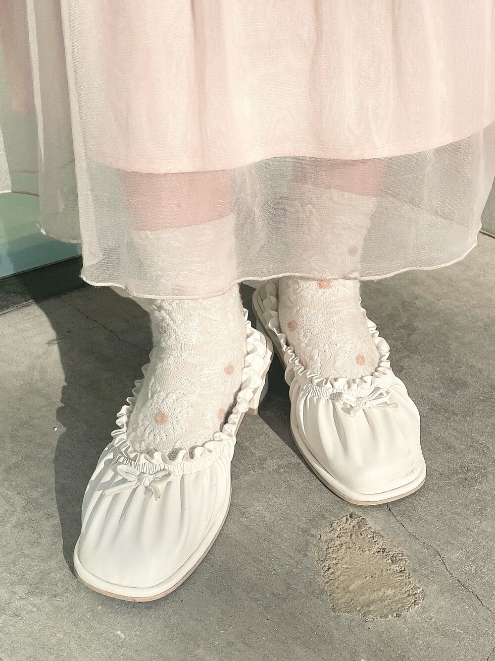 ブルー系のシャツ/ブラウス、ピンク系のワンピース、ホワイト系のパンプスを着用したレディースの春コーディネートの6枚目の写真