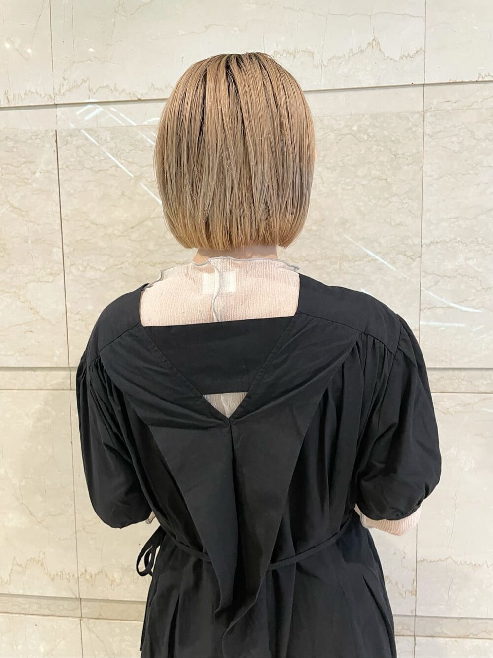 ブラック系のワンピース、ブラック系のその他シューズ、ホワイト系のチュニックを着用したレディースの夏コーディネートの5枚目の写真