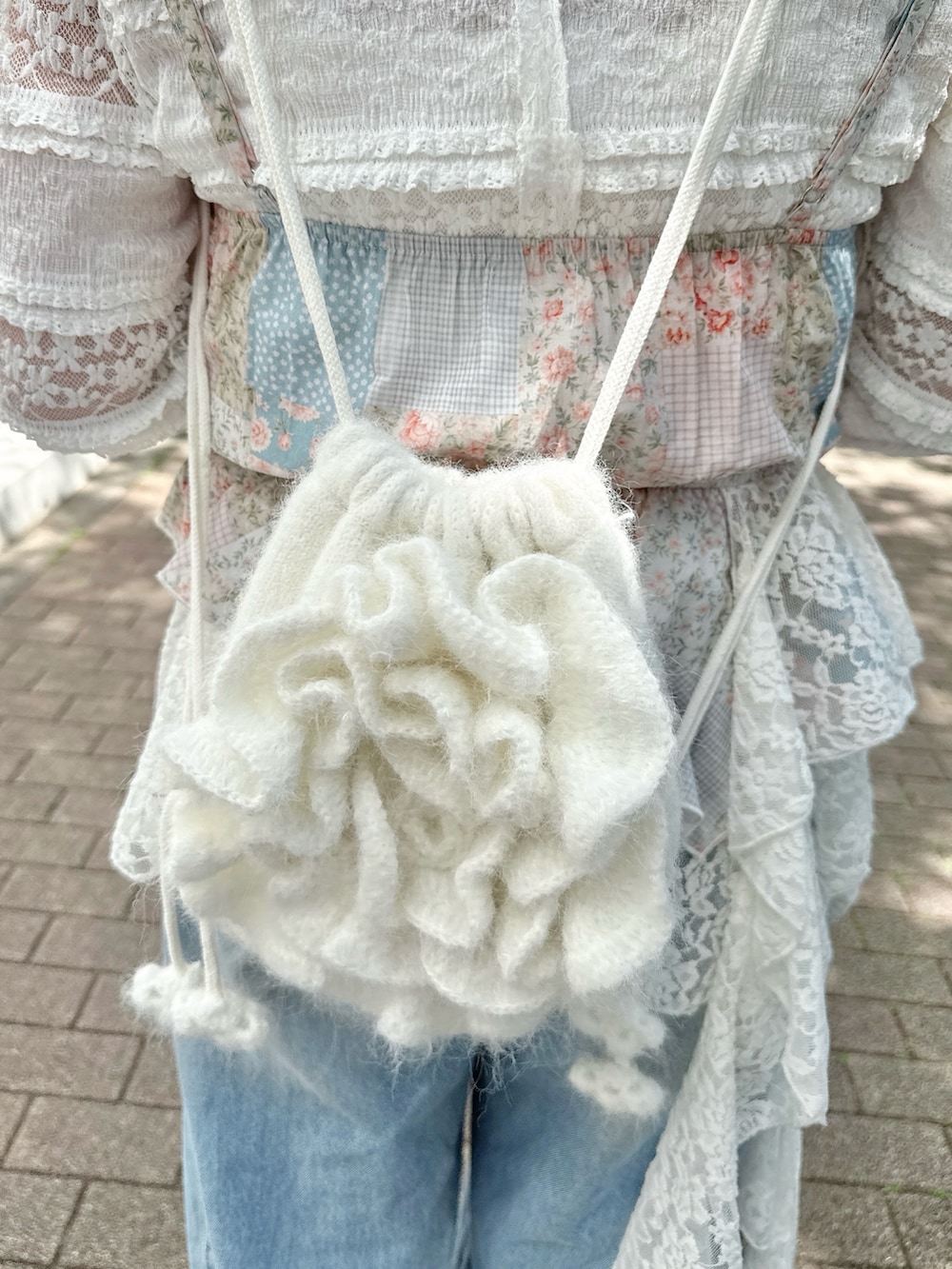 ホワイト系のTシャツ/カットソー、ピンク系のキャミソール、ブルー系のデニムパンツを着用したレディースの春コーディネートの7枚目の写真