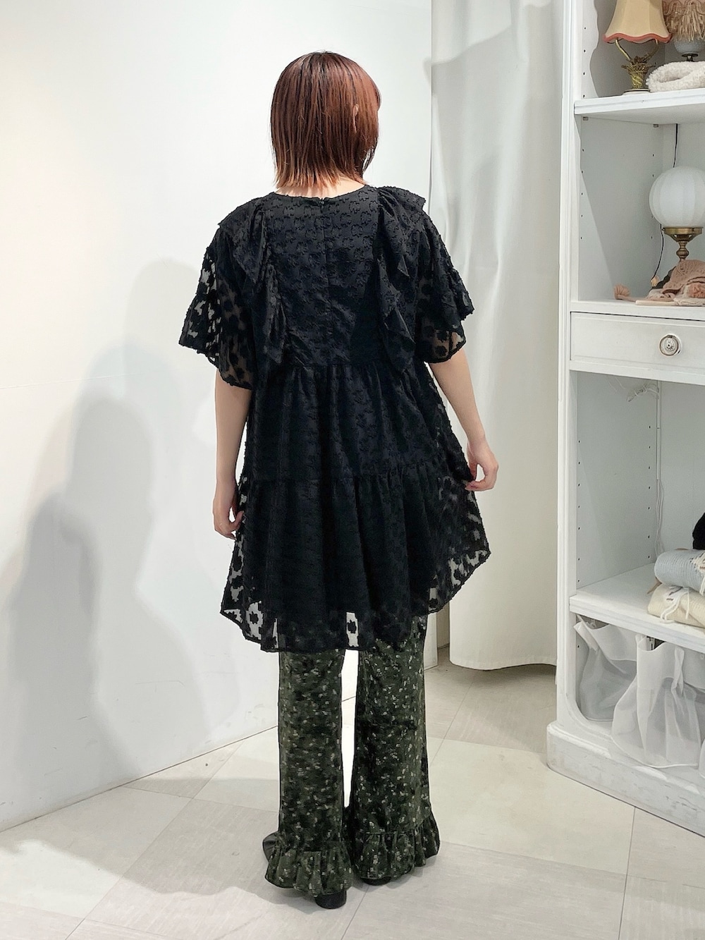 ブラック系のワンピース、グリーン系のスラックス、ブラック系のバレエシューズを着用したレディースの夏コーディネートの4枚目の写真