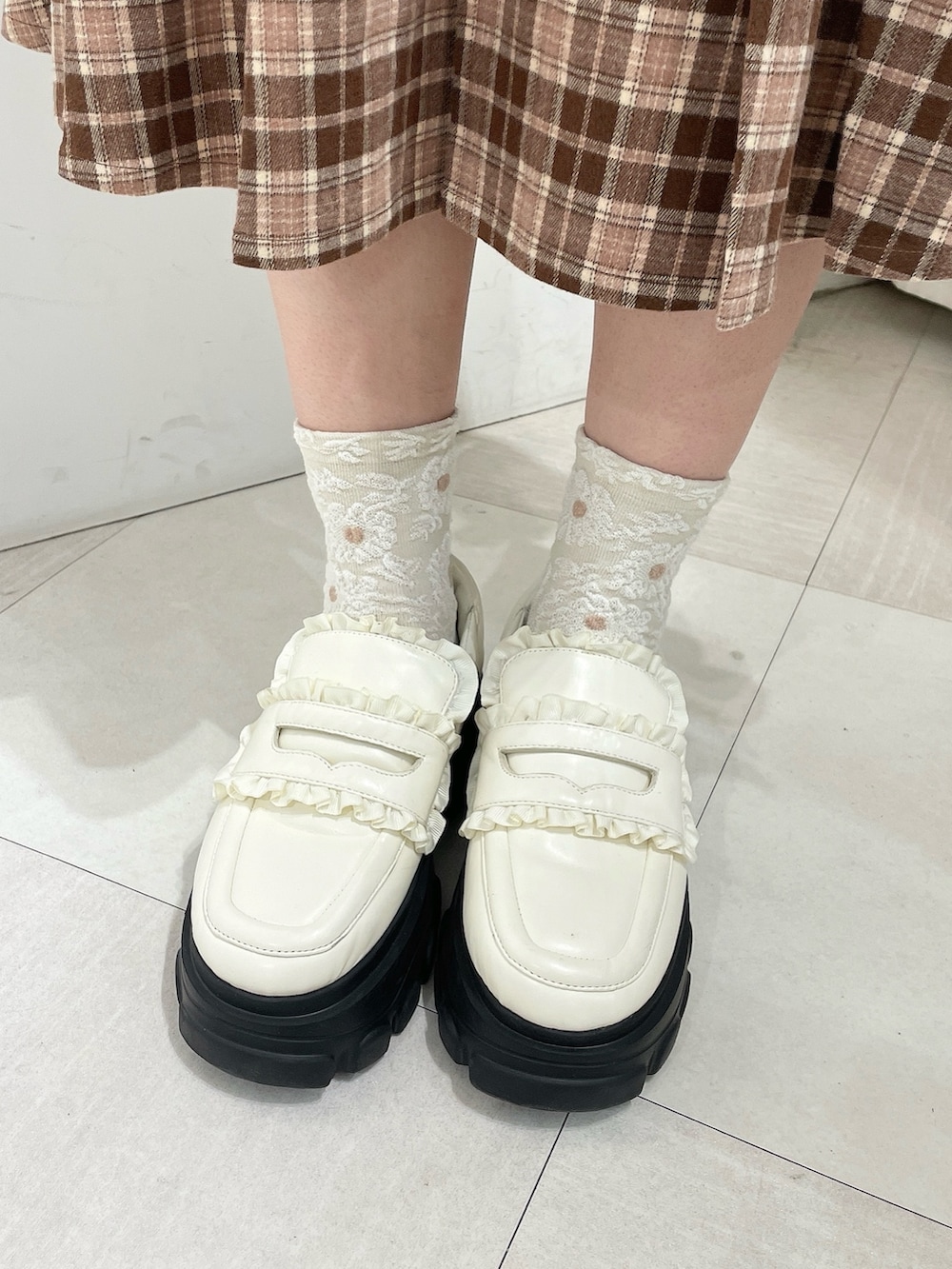 ホワイト系のシャツ/ブラウス、ピンク系のカーディガン/ボレロ、ブラウン系のスカートを着用したレディースの秋コーディネートの8枚目の写真