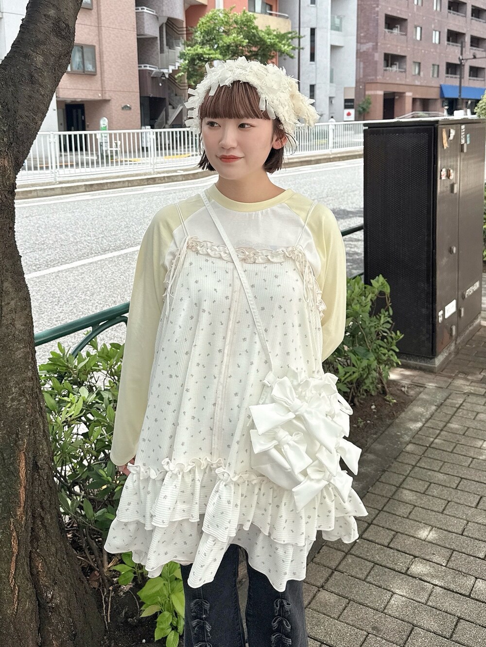 イエロー系のTシャツ/カットソー、ブラック系のデニムパンツ、ピンク系のローファーを着用したレディースの夏コーディネートの6枚目の写真