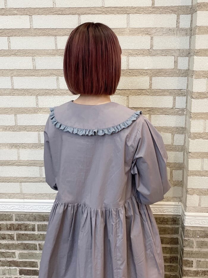 ホワイト系のその他パンツ、ホワイト系のスニーカー、ピンク系のワンピースを着用したレディースの冬コーディネートの5枚目の写真