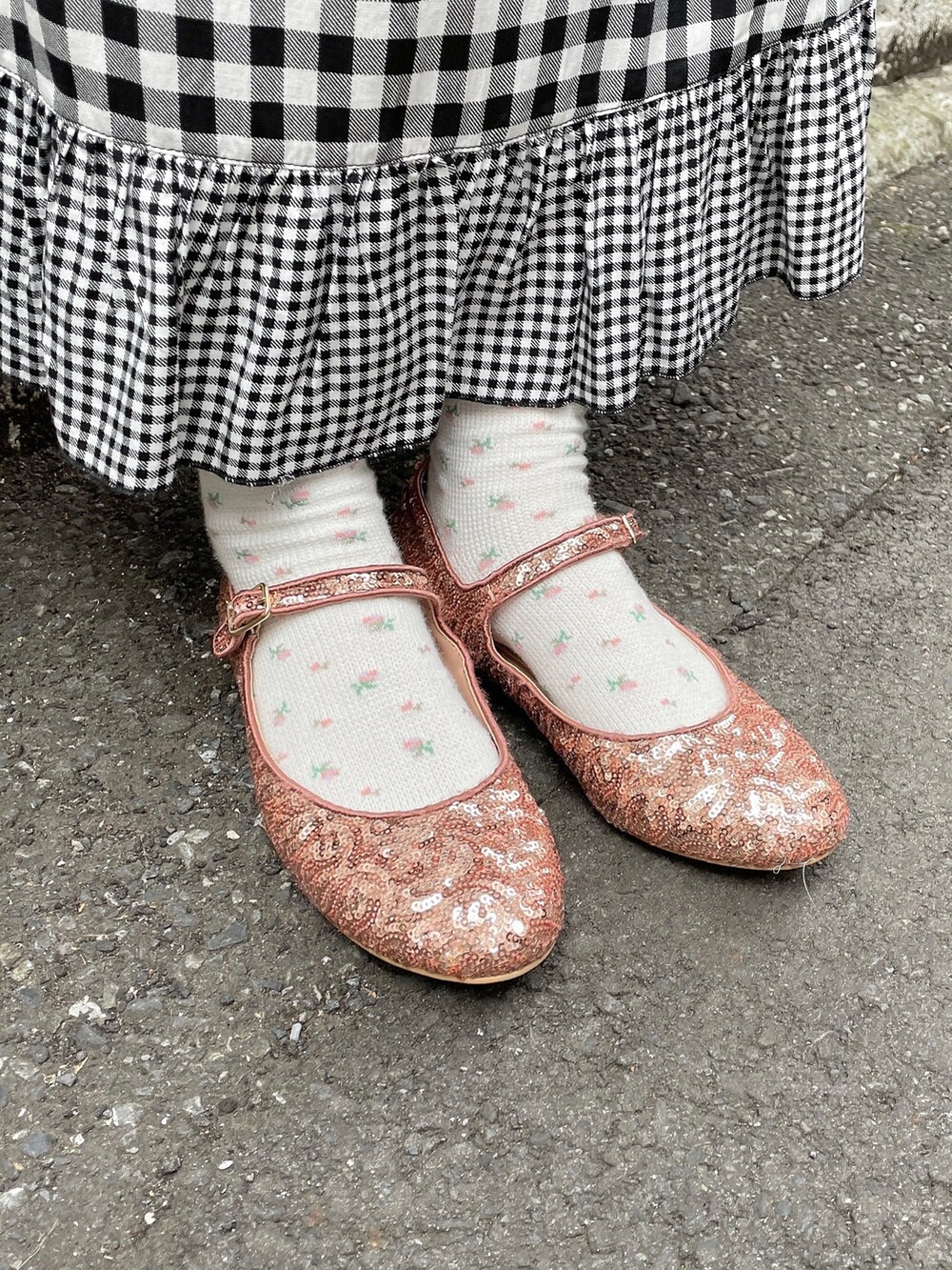 その他のワンピース、ホワイト系のシャツ/ブラウス、ピンク系のパンプスを着用したレディースの冬コーディネートの7枚目の写真