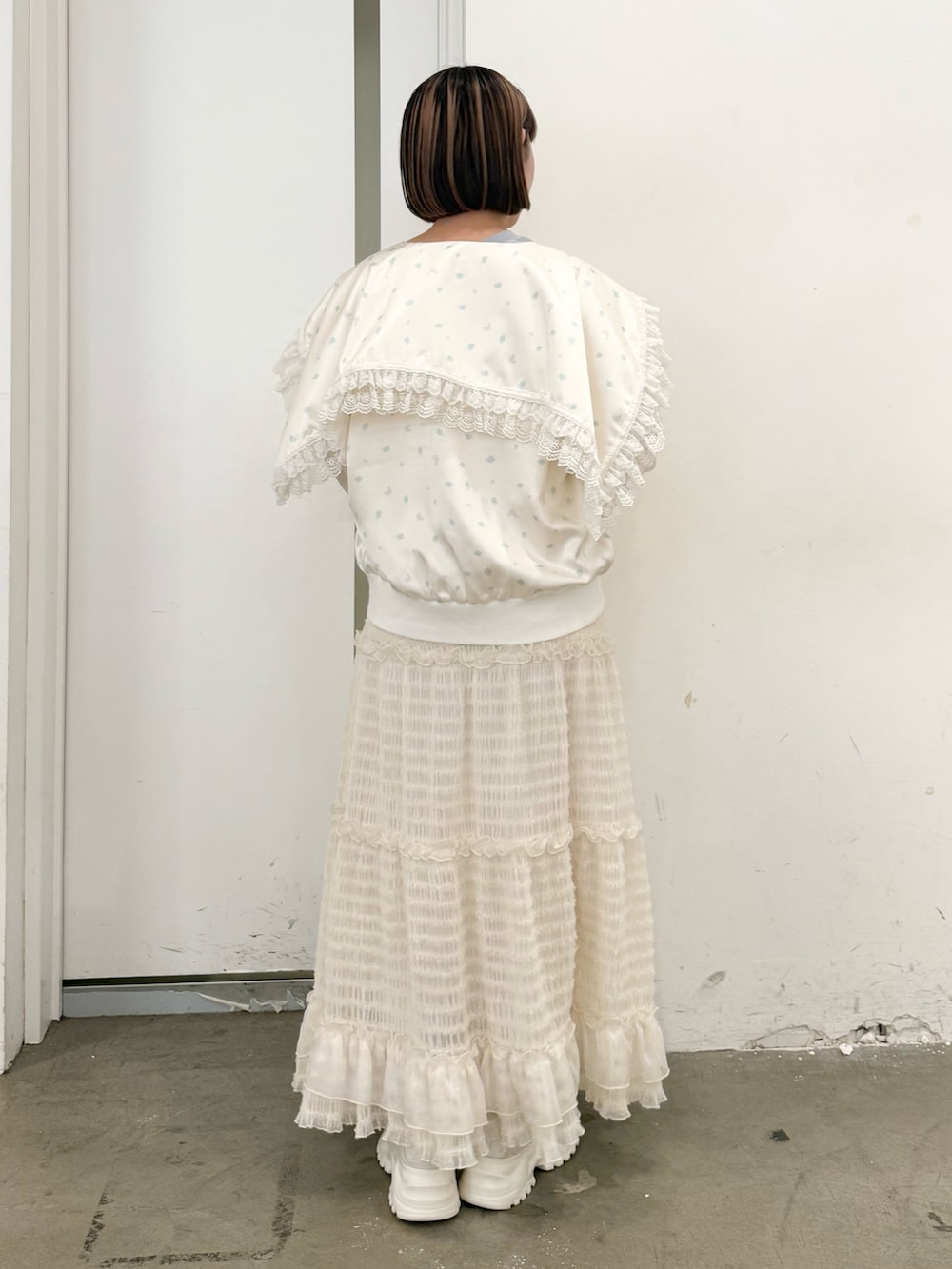 ブルー系のブルゾン、ブルー系のTシャツ/カットソー、ホワイト系のスカートを着用したレディースの夏コーディネートの3枚目の写真