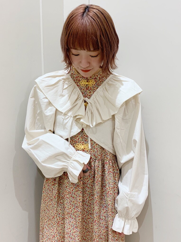 ホワイト系のワンピース、ベージュ系のその他シューズを着用したレディースの春コーディネートの4枚目の写真