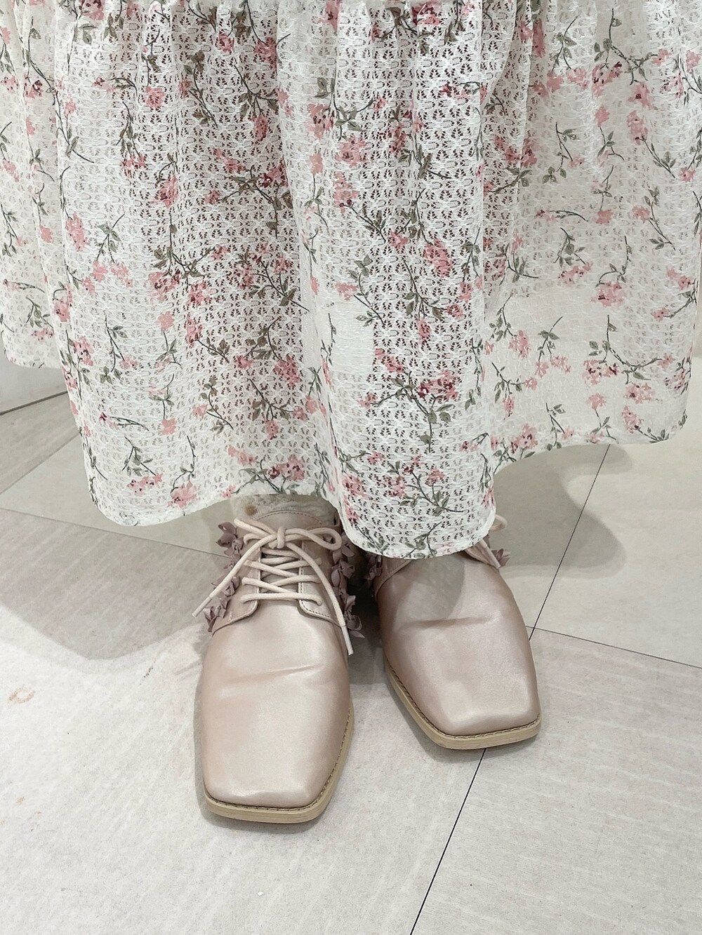 ピンク系のショルダーバッグ、ピンク系のワンピース、ピンク系のローファーを着用したレディースの夏コーディネートの9枚目の写真