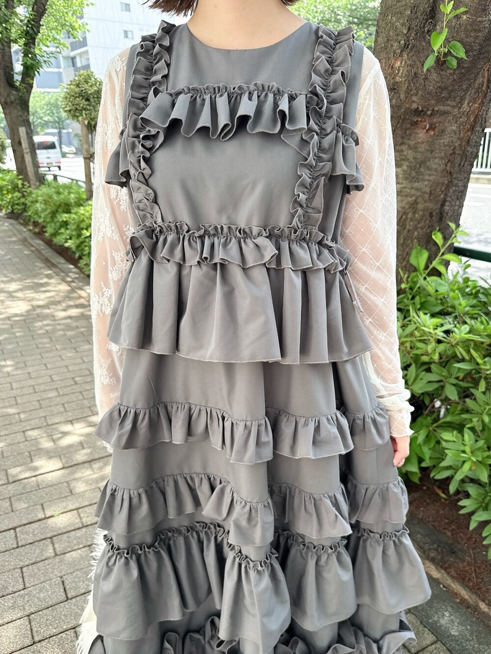 グレー系のワンピース、ホワイト系のTシャツ/カットソー、ホワイト系のボストンバッグを着用したレディースの春コーディネートの6枚目の写真