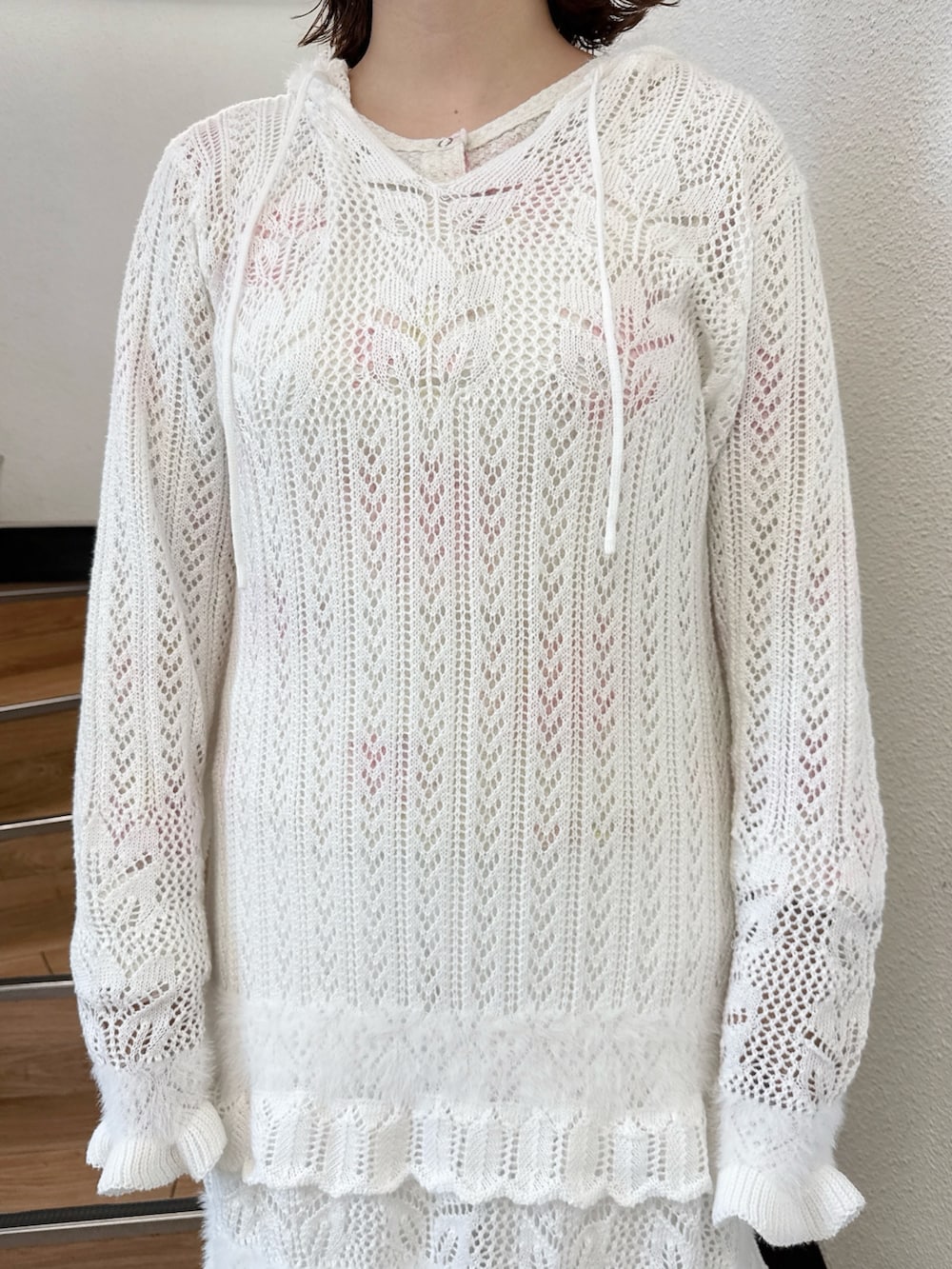 ホワイト系のショルダーバッグ、ピンク系のTシャツ/カットソー、ホワイト系のワンピースを着用したレディースの夏コーディネートの5枚目の写真