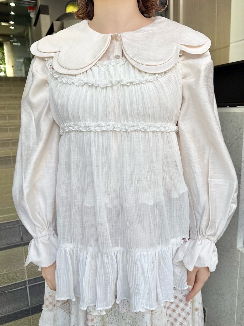 ピンク系のシャツ/ブラウス、ホワイト系のスカート、ホワイト系のチュニックを着用したレディースの春コーディネートの5枚目の写真