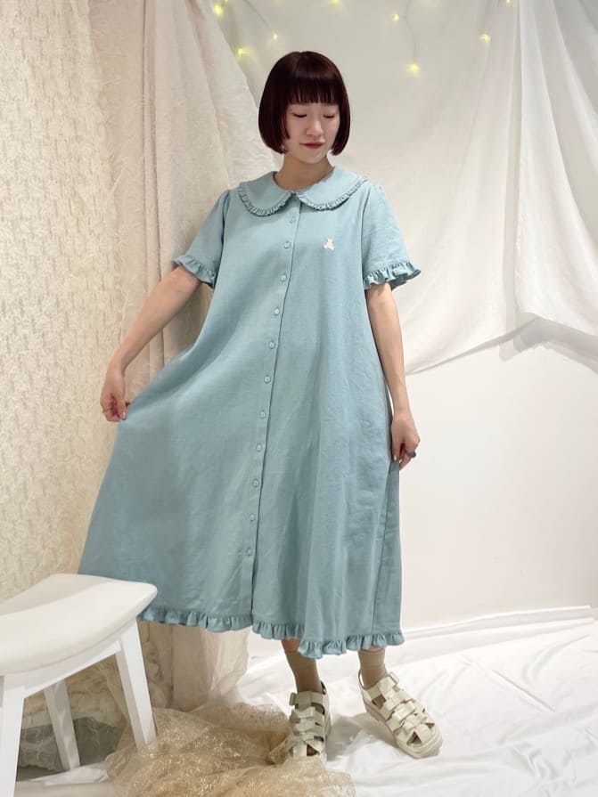 ブルー系のワンピース、ホワイト系のトートバッグ、ホワイト系のサンダルを着用したレディースの春コーディネートの2枚目の写真