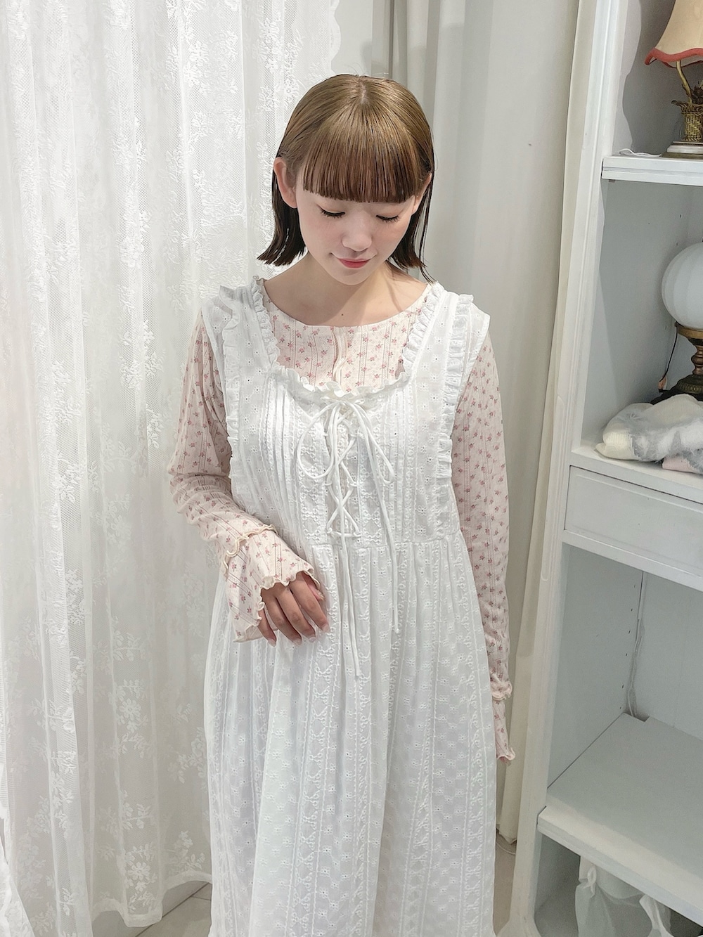 ピンク系のTシャツ/カットソー、ホワイト系のワンピース、ベージュ系のサンダルを着用したレディースの冬コーディネートの4枚目の写真