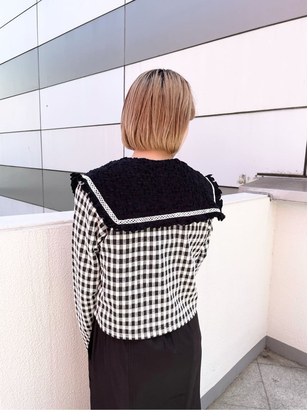 ブラック系のシャツ/ブラウス、ブラック系のスカート、ブラック系のその他シューズを着用したレディースの夏コーディネートの6枚目の写真